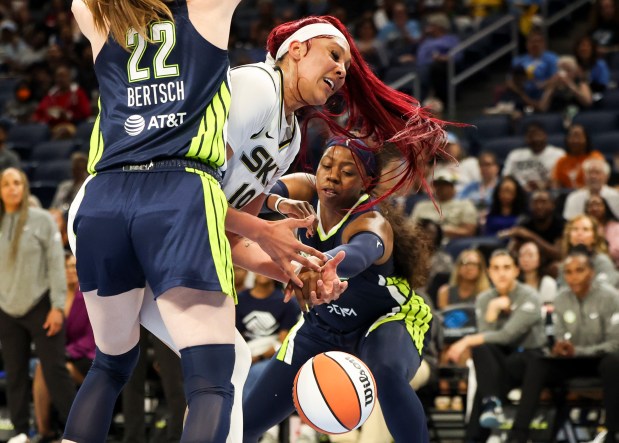 Chicago Sky center Kamilla Cardoso (10) battles Dallas Wings Arike guard Ogunbowale (24) during the game at Wintrust Arena on June 20, 2024. (Eileen T. Meslar/Chicago Tribune)