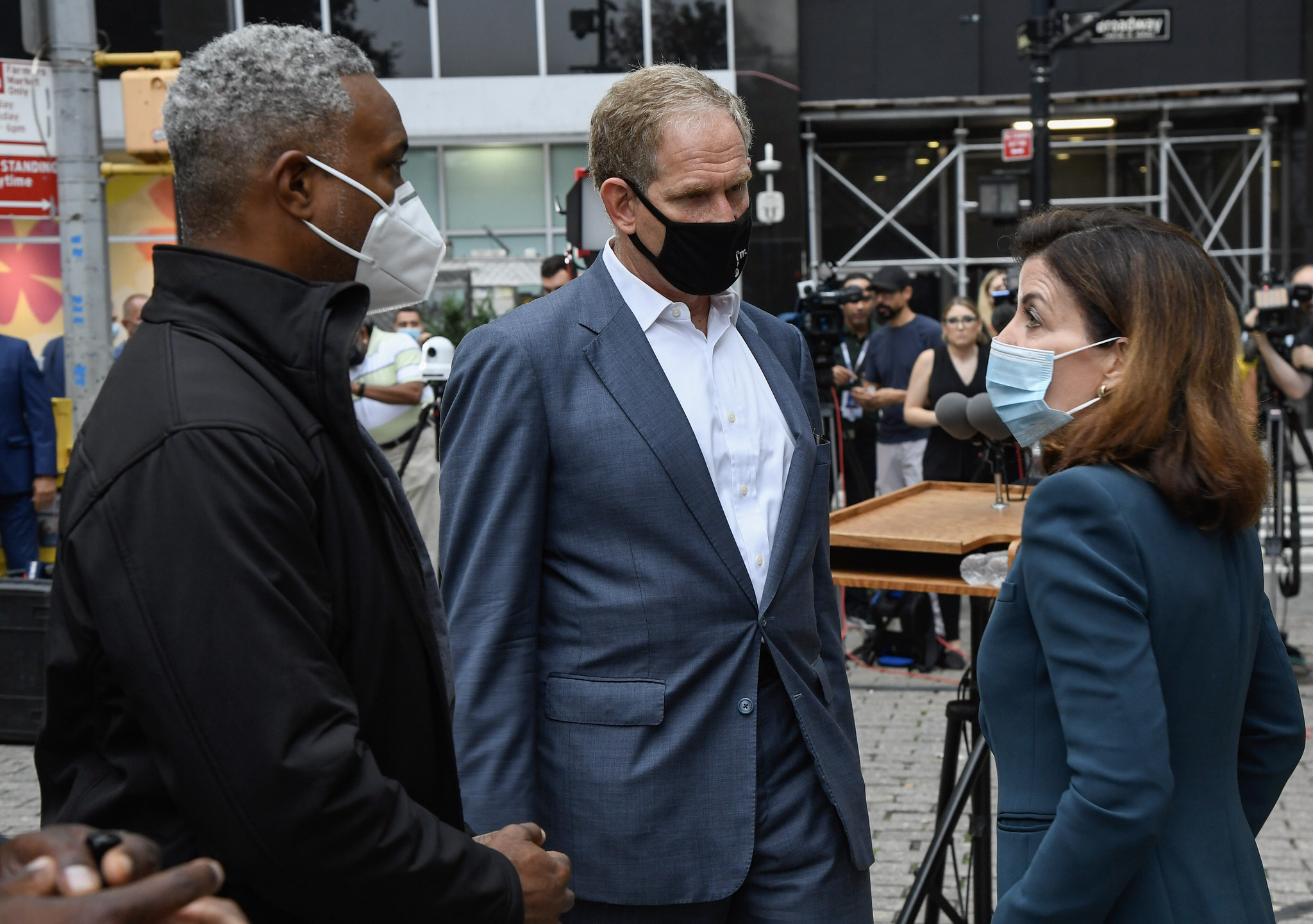 A photo of Gov. Kathy Hochul and MTA CEO Janno Lieber wearing masks.