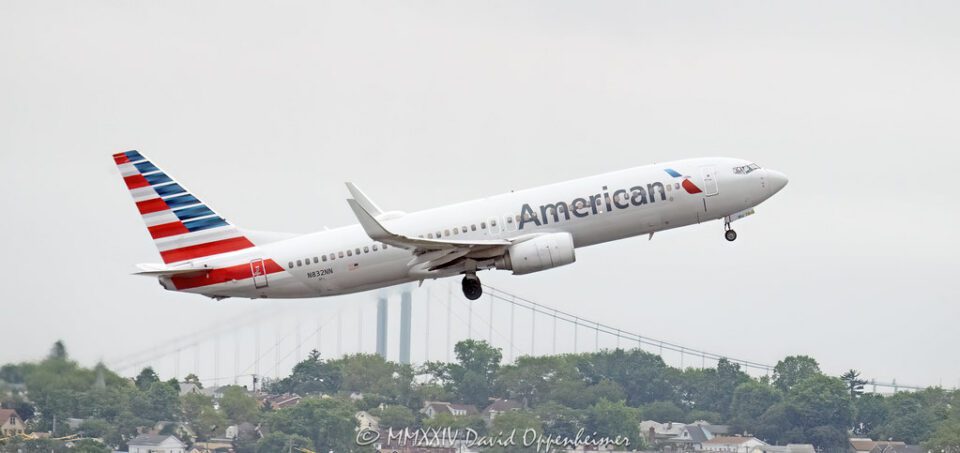 American Airlines Boeing 737 N832NN Takeoff at LaGuardia Airport in NYC