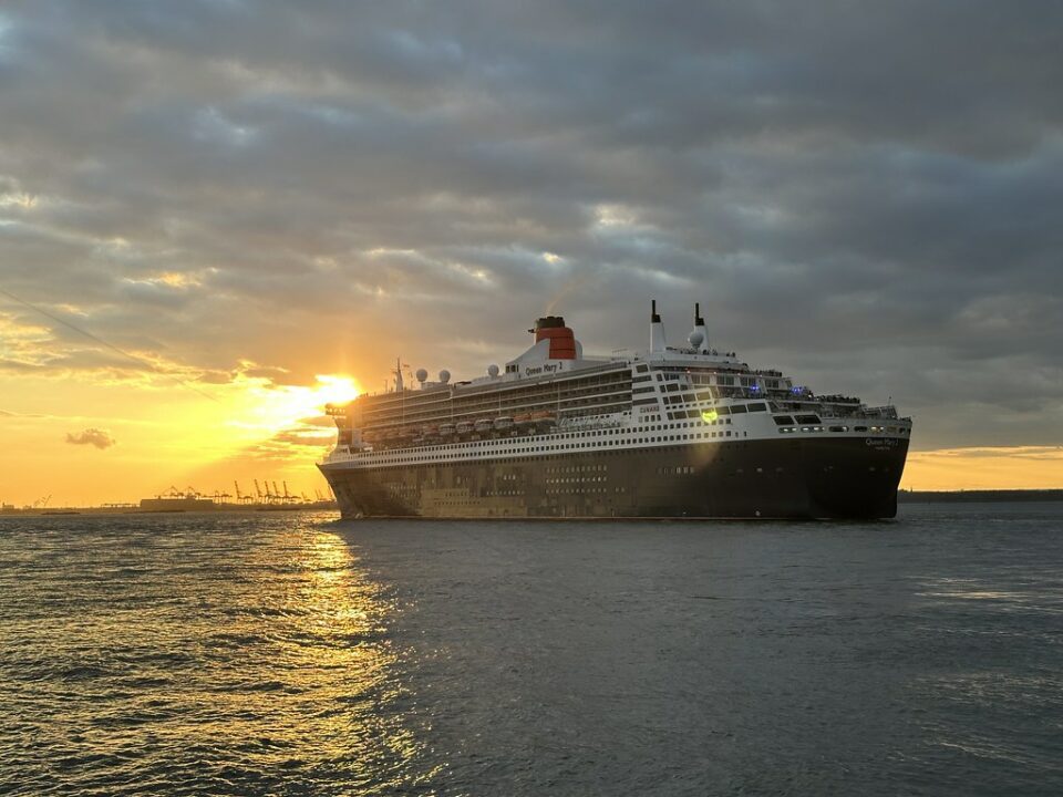 Queen Mary 2 Departs