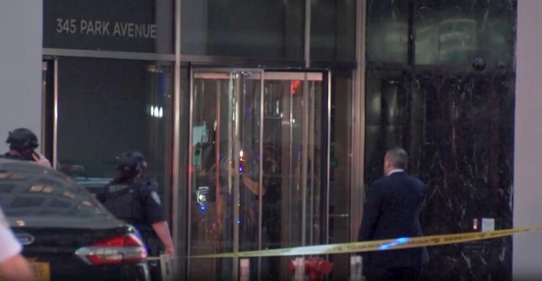 Deadly Midtown Manhattan Office Tower Shooting Claims Four Lives 4 people killed in mass shooting at Midtown Manhattan office tower – CNN