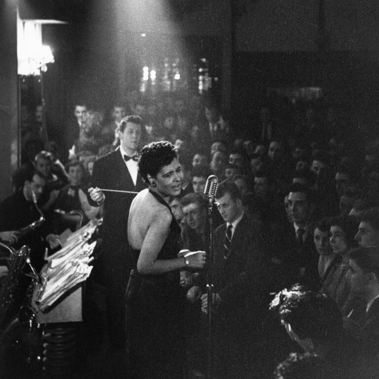 The Untold Story of Billie Holiday’s Harrowing Encounter with Federal Officers
Revealed: Billie Holiday’s Harrowing Encounter with Federal Officers What really happened when federal officers persecuted Billie Holiday – Los Angeles Times